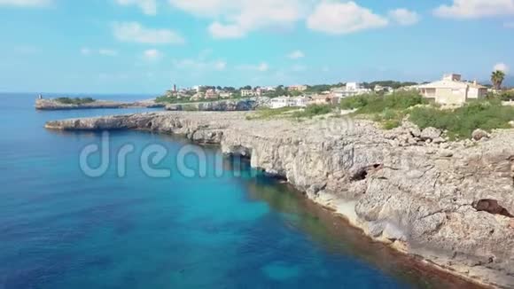 美丽的卡拉曼迪亚海湾的空中景观与一个美妙的绿松石海波尔图克里斯托马略卡西班牙视频的预览图
