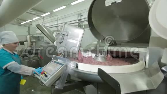 工人在自动化食品生产设备上生产香肠视频的预览图