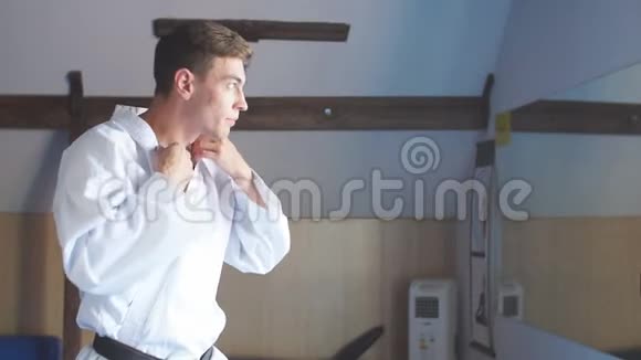 穿着白色和服的男人带着黑色腰带训练体操视频的预览图
