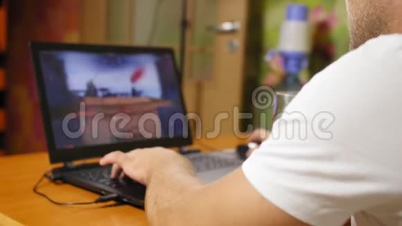 在家里的电脑键盘上人手打字的特写镜头使用手提电脑工作视频的预览图