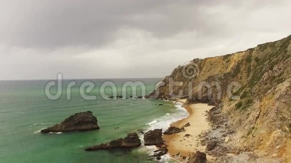 普拉亚达阿德拉加鸟瞰图是一个北大西洋海滩在葡萄牙阿尔莫凯梅辛特拉视频的预览图