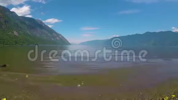 泰莱茨科湖上的波浪视频的预览图