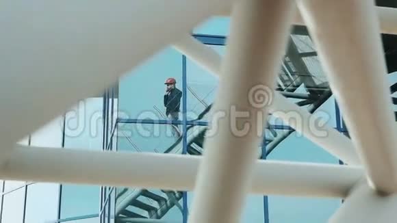 工人走下楼梯在玻璃里反射视频的预览图
