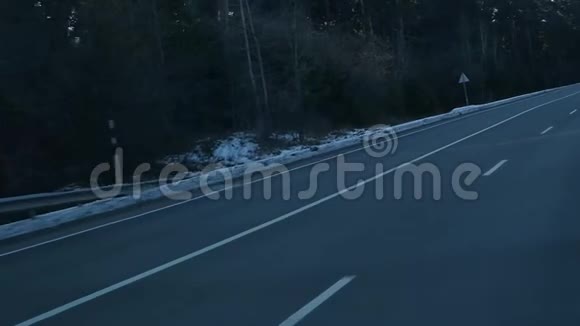 通过汽车挡风玻璃观看冬季道路慢动作视频的预览图