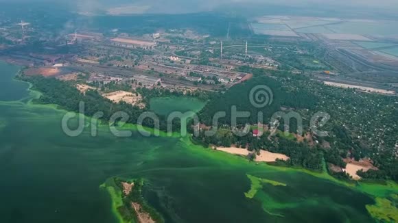 工业区附近河流的绿藻气视频的预览图