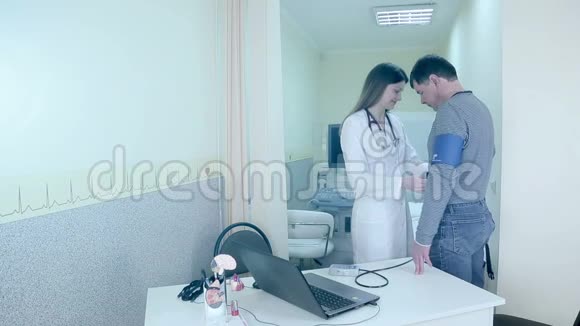 女医生帮病人戴上心脏诊断装置视频的预览图