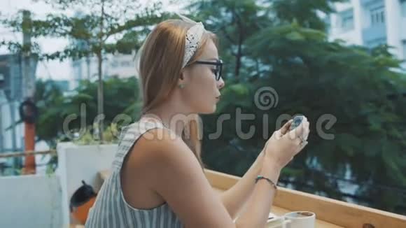 女商人在咖啡馆做智能手机有严肃脸的女人在手机上使用应用程序视频的预览图