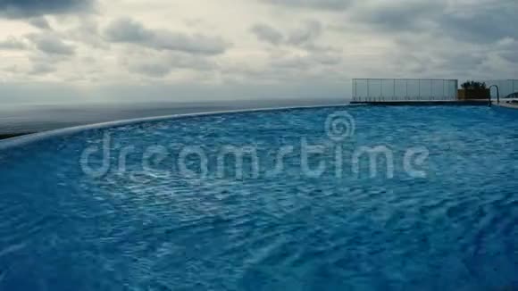 风吹过游泳池的水面视频的预览图
