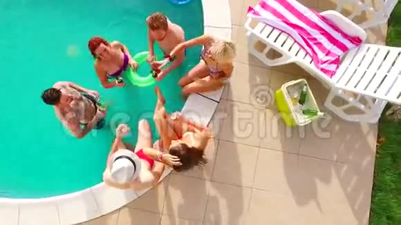 飞机飞行一群年轻朋友一起在泳池边喝饮料视频的预览图