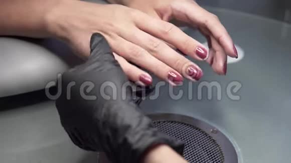 美甲师在美甲沙龙准备女孩的指甲进行修脚手术女子双手特写镜头视频的预览图