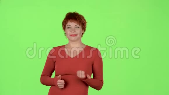 女人为产品做广告竖起大拇指绿色屏幕视频的预览图