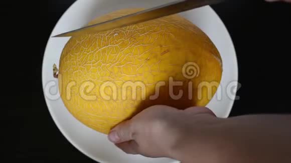 用刀子把黄瓜切在白色的平板上视频的预览图