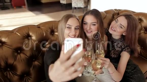 三个年轻女孩正在一家餐馆做自拍照片视频的预览图
