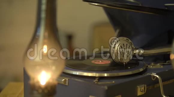 带有复古内部乙烯基记录的留声机煤油灯正在燃烧唱片播放旧音乐歌曲乙烯基视频的预览图
