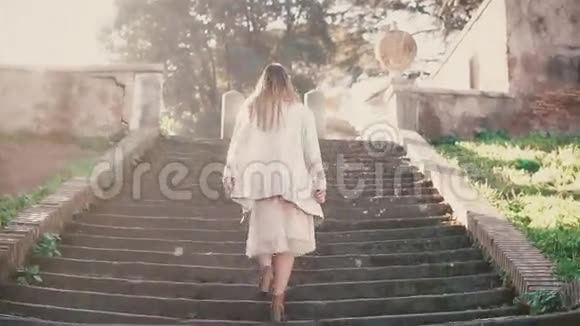 年轻时尚的女人走在城市老街上爬楼梯女孩在欧洲度假视频的预览图