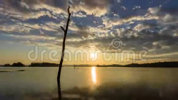 在湖边日落的时间视频的预览图