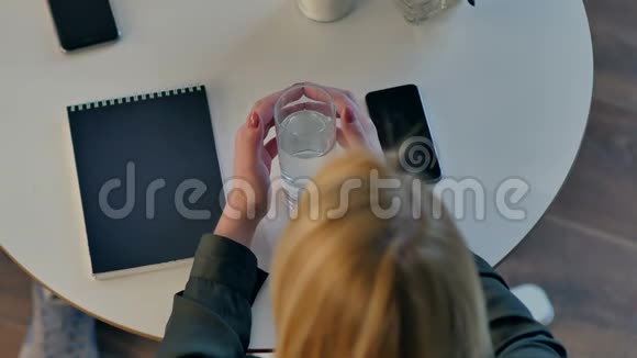 女的手在咖啡馆里拿着一杯水视频的预览图