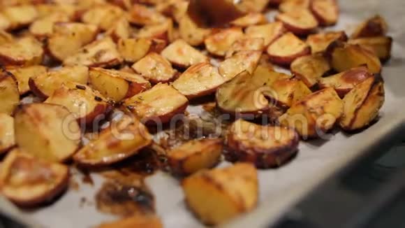 美味的烤土豆与迷迭香大蒜胡椒和百里香在烤箱健康素食饮食或烹饪食谱概念4K视频的预览图