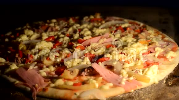 比萨饼上的奶酪因烤箱热而融化视频的预览图