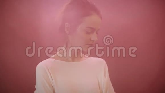 穿着白色连衣裙粉红色烟雾缭绕的亚洲妇女化妆姿势视频的预览图