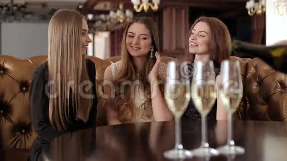 服务员为餐厅里的三个女孩倒香槟视频的预览图