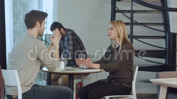 年轻夫妇第一次在咖啡馆约会视频的预览图