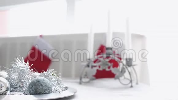 装饰的工作室在新年风格与袜子圣诞球罐头蜡烛在窗口圣诞节概念视频的预览图