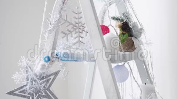 装饰的阶梯在新年风格与漂亮的冰鞋雪花星星蜡烛花环圣诞节概念视频的预览图