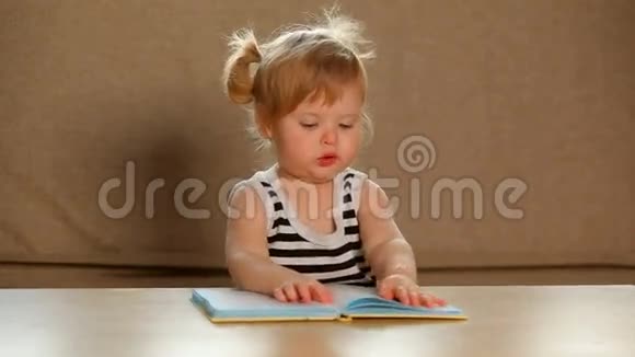 小女孩正在考虑一本书视频的预览图