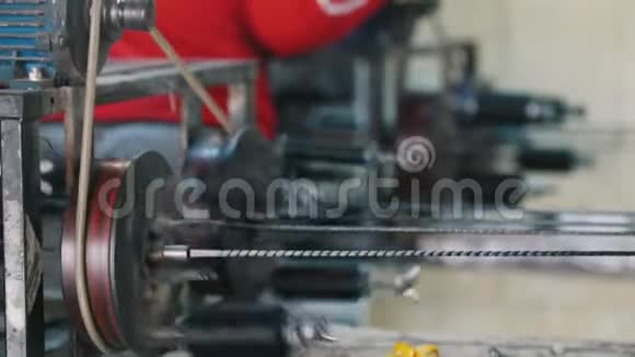 生产玻璃纤维增强机正在纺光纤丝视频的预览图