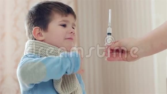 打针的医疗器械孩子怕打针小男孩生病了手里拿着注射器视频的预览图