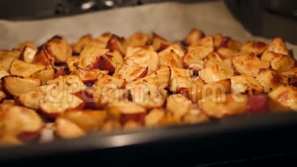 烤土豆与迷迭香大蒜胡椒和百里香在烤箱健康素食饮食或烹饪食谱概念4K页视频的预览图
