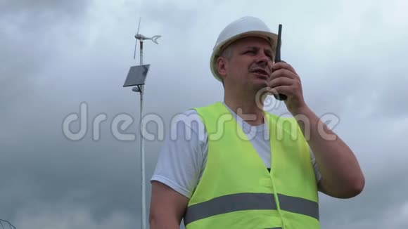 太阳能电池板风力发电机附近对讲机工程师视频的预览图