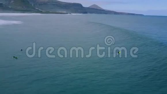 4k空中无人驾驶飞机在阴天在平静的深蓝色海水中溅起巨大的白色泡沫浪冲浪视频的预览图