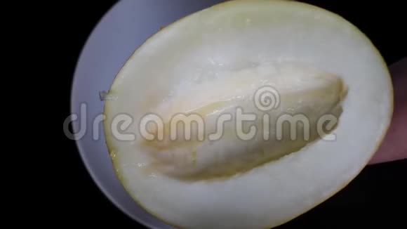 从白色平板上取出熟瓜中央部分的种子视频的预览图