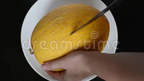 用刀子把黄瓜切在白色的平板上视频的预览图