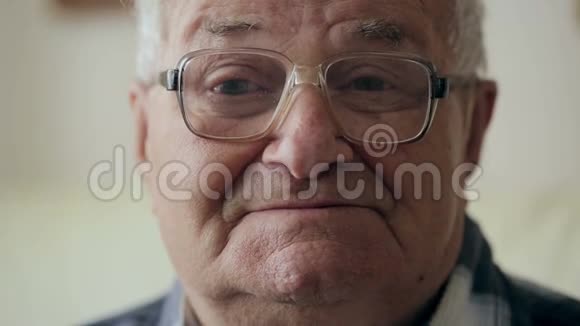 老人的肖像爷爷戴着眼镜看着相机微笑着视频的预览图