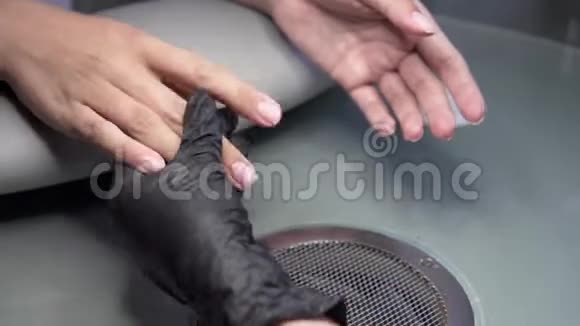 美甲师在美甲沙龙准备女孩的指甲进行修脚手术女子双手特写镜头视频的预览图