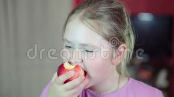 白人小孩吃油桃对着镜头微笑4K视频的预览图