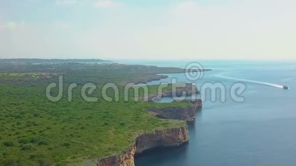 美丽的卡拉曼迪亚海湾的空中景观与一个美妙的绿松石海波尔图克里斯托马略卡西班牙视频的预览图