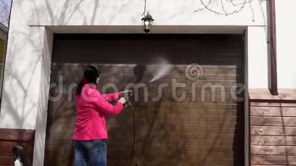 房子的女主人洗了一个车库里面有一股强烈的水流视频的预览图
