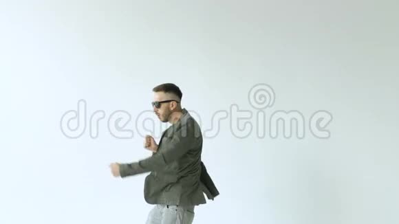 戴墨镜的滑稽青年在白色背景上疯狂跳舞视频的预览图
