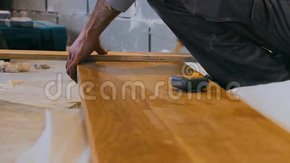 在施工现场用专业的木工措施和木板标记视频的预览图