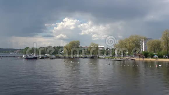 芬兰城市萨文林纳的海滨景观和码头六月的云日视频的预览图