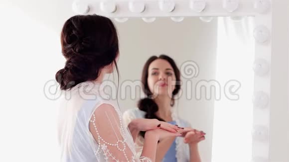 在镜子前做柔软的手按摩美丽的女人完美的皮肤照顾手视频的预览图