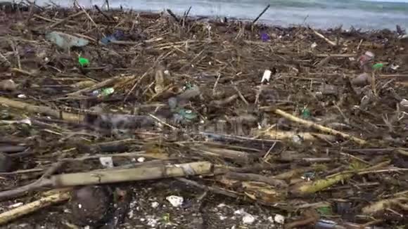 垃圾和生活垃圾污染海滩视频的预览图