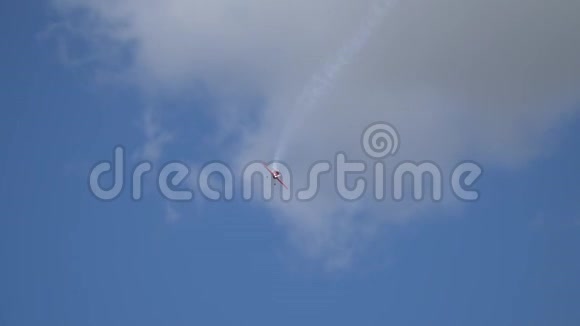 苏31飞快地飞过天空留下一丝白色的烟雾视频的预览图