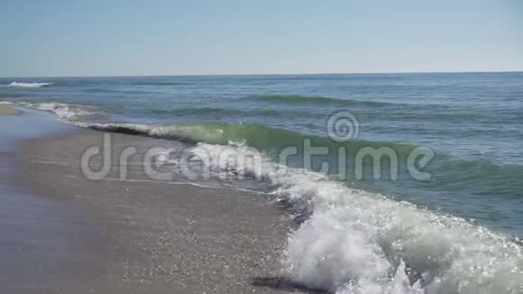 波浪缓慢地向海岸滚动视频的预览图