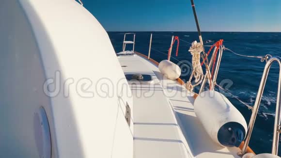 通过深蓝色爱琴海进行豪华帆船比赛视频的预览图