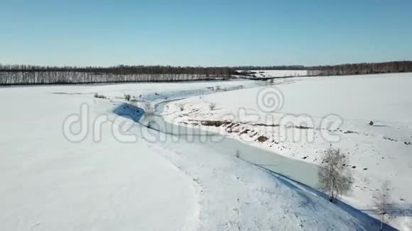 飞过冰封的小河空中景观视频的预览图